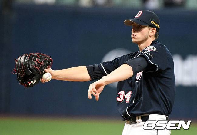[OSEN=고척, 지형준 기자]4회말 2사 1,2루에서 두산 플렉센이 투구를 준비하고 있다. /jpnews@osen.co.kr