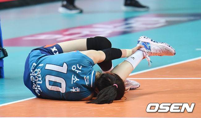 [OSEN=장충, 곽영래 기자]3세트 GS칼텍스 강소휘가 부상을 당해 코트에 쓰러져 있다. /youngrae@osen.co.kr