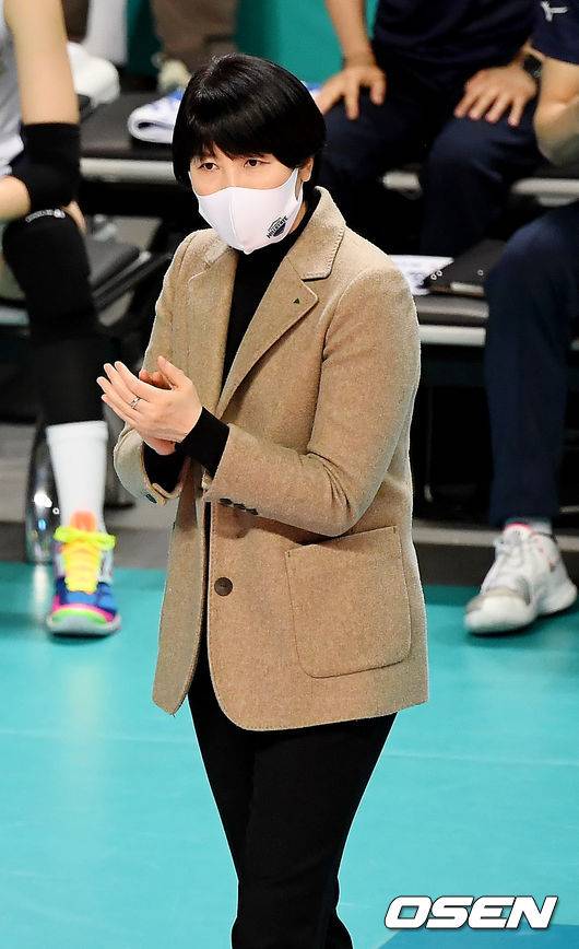 [OSEN=장충, 곽영래 기자]1세트 현대건설 이도희 감독이 선수들을 독려하고 있다. /youngrae@osen.co.kr