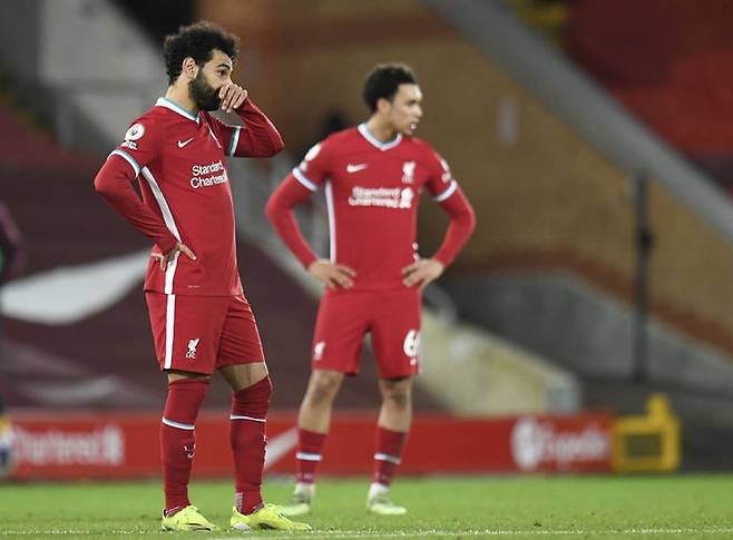 리버풀 공격수 무함마드 살라흐(왼쪽)가 22일 영국 리버풀에서 열린 홈경기에서 번리에 0-1로 패한 뒤 아쉬워하고 있다. 리버풀=EPA연합뉴스