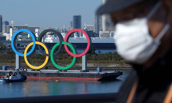 사진은 지난해 12월 1일 도쿄의 오다이바 해상에 떠 있는 오륜 마크 모습. 도쿄=AP/뉴시스