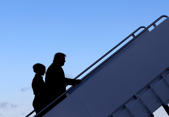20일(현지시간) 4년간의 백악관 생활을 마친 도널드 트럼프 전 미국 대통령과 부인 멜라니아가 앤드루스 공군기지에서 플로리다로 향하는 비행기에 오르고 있다.로이터 연합뉴스