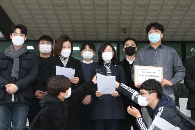 부산대 부총장과 면담하는 황보승희 의원. 연합뉴스