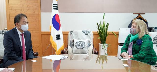 박종호(사진 왼쪽) 산림청장이 마리아 카스티요 페르난데즈(〃오른쪽) 주한 유럽연합(EU) 내정자와 상호 관심사에 대해 폭넓게 의견을 나누고 있다. 사진제공=산림청