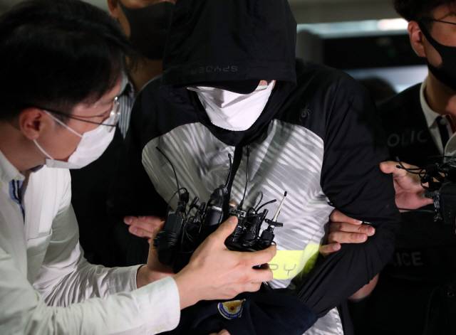 지난 2020년 7월 13일 고 최숙현 선수 사건과 관련해 가혹행위를 한 혐의를 받는 경주시청 트라이애슬론(철인3종)팀 운동처방사 안 모(45) 씨가 구속 전 피의자 심문(영장실질심사)에 출석하기 위해 대구지방법원에 도착했다. /연합뉴스