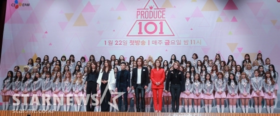 보컬트레이너 김성은, 안무가 배윥ㅇ, 치타, 장근석, 가희, 제아(왼쪽부터)가 21일 오후 서울 영등포구 여의도동 63컨벤션센터에서 진행된 Mnet '프로듀스101' 제작발표회에서 연습생들과 포즈를 취하고 있다.'프로듀스101'은 국내 46개 기획사에서 모인 101명의 여자 연습생들이 참가한 초대형 프로젝트다. 대중이 '국민 프로듀서'가 되어 데뷔 멤버들을 발탁하고 콘셉트와 데뷔곡, 그룹명 등을 직접 정하는 아이돌 육성 프로그램이다.오는 22일 오후 11시 첫 방송된다. / 사진=김창현 기자 chmt@