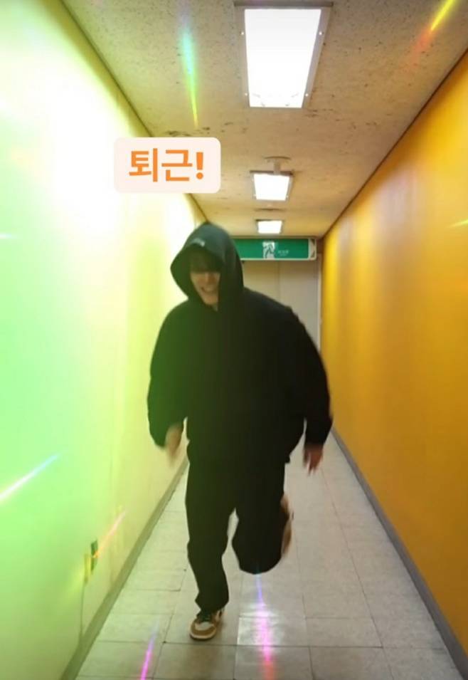 Actor Kim Woo-bin has been excited about Friday Off workKim Woo-bin posted a picture on his Instagram on the 22nd with the article Off work.Kim Woo-bin in the picture is running with a joyful look - a hilarious look after work.The Friday Off work, which all the workers were waiting for, is also a joy to Kim Woo-bin.Meanwhile, Kim Woo-bin is currently filming Choi Dong-hoons film The Alien (Gase).