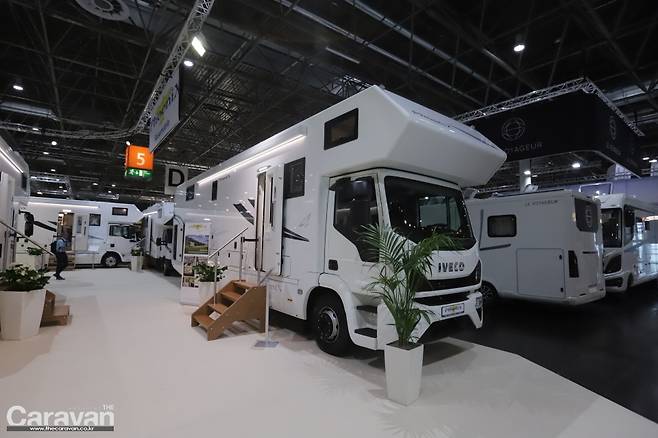 카라반살롱에서 만났던 이베코 베이스의 대형 모터홈