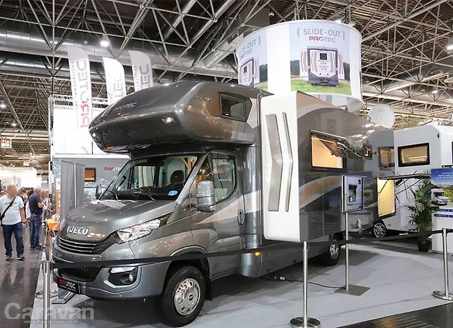 카라반살롱에서 만난 이베코 데일리 4X4 베이스 확장형 모터홈 Q18