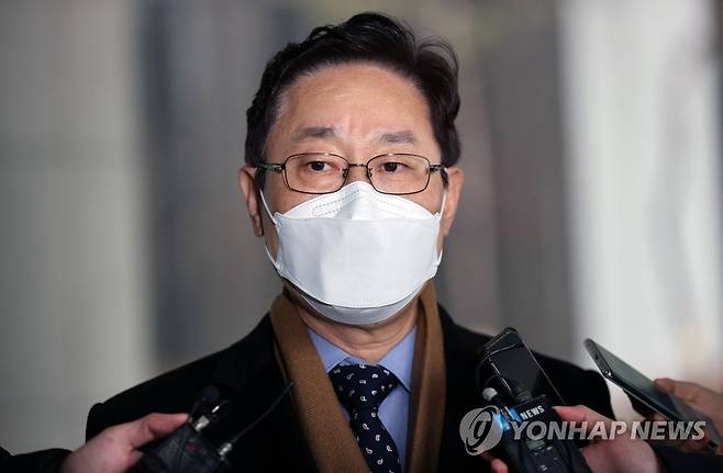 질문 답하는 박범계 법무부 장관 후보자 (서울=연합뉴스) 김인철 기자 = 박범계 법무부 장관 후보자가 21일 오전 서초구 서울고등검찰청에 마련된 인사청문회 준비 사무실로 출근하며 취재진 질문에 답하고 있다. 2021.1.21 yatoya@yna.co.kr