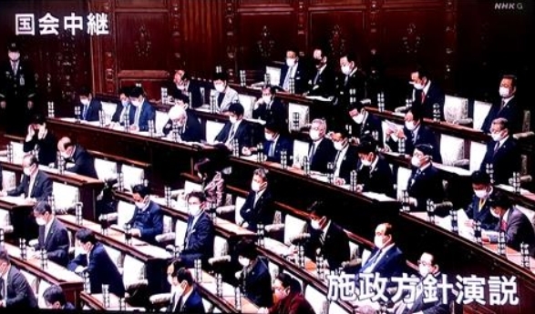 (도쿄=연합뉴스) 올해 일본 정기국회가 개원한 지난 18일 스가 요시히데 총리의 시정방침 연설을 듣고 있는 의원들. [NHK 중계화면]