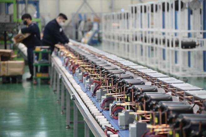 신종 코로나바이러스 감염증(코로나19) 백신 접종을 한 달여 앞두고 21일 백신 보관용 냉동고를 생산하는 경기 동두천시 일신바이오에서 직원들이 작업을 하고 있다(사진=연합뉴스)