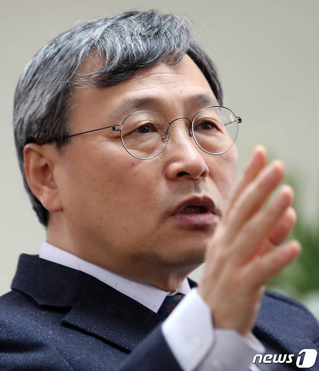 정근식 진실·화해를위한과거사정리위원회 위원장이 6일 서울 중구 진실·화해위원회 사무실에서 뉴스1과 인터뷰를 하고 있다. 2021.1.6/뉴스1 © News1 오대일 기자