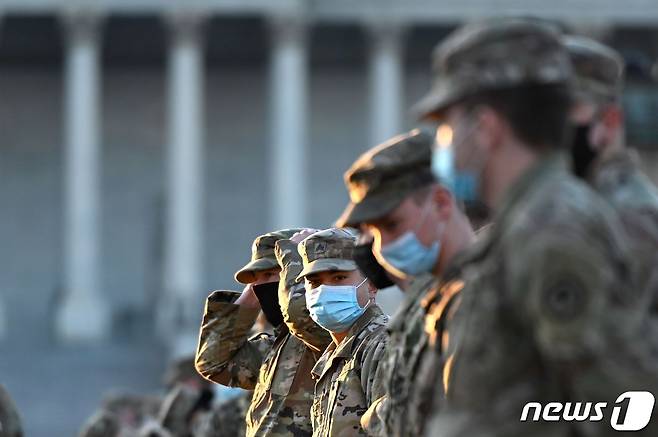 12일(현지시간) 조 바이든 대통령 당선인의 취임식을 앞두고 워싱턴 의사당 앞에 주방위군이 배치되어 있다. © AFP=뉴스1 © News1 우동명 기자