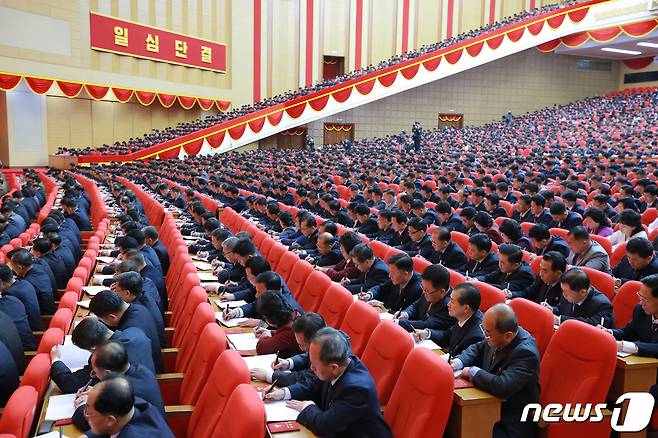 (평양 노동신문=뉴스1) = 제8차 노동당 대회에 참석한 북한 각지 대표자들의 모습. '일심단결'이란 구호 아래 모두 오른손을 쓰고 있는 모습이 인상적이다. [국내에서만 사용가능. 재배포 금지. DB 금지. For Use Only in the Republic of Korea. Redistribution Prohibited] rodongphoto@news1.kr