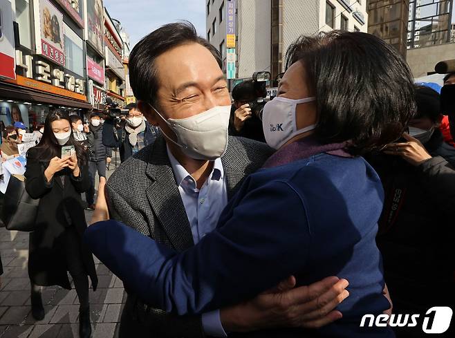 23일 오전 서울 중구 남대문시장에서 서울시장 보궐선거 경선에 나서는 더불어민주당 우상호 의원과 박영선 전 중소벤처기업부 장관이 인사하며 포옹을 하고 있다. 2021.1.23/뉴스1 © News1 이동해 기자