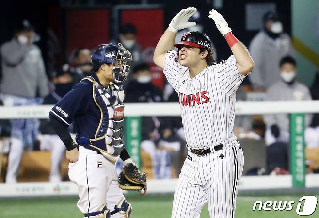 5일 오후 서울 송파구 잠실야구장에서 열린 프로야구 2020 신한은행 SOL KBO 포스트시즌 준플레이오프 2차전 LG 트윈스와 두산 베어스의 경기 5회말 1사 주자없는 상황 LG 라모스가 솔로홈런을 쏘아올린 뒤 팬들을 향해 세리머니 하고 있다.. 2020.11.5/뉴스1 © News1 이동해 기자