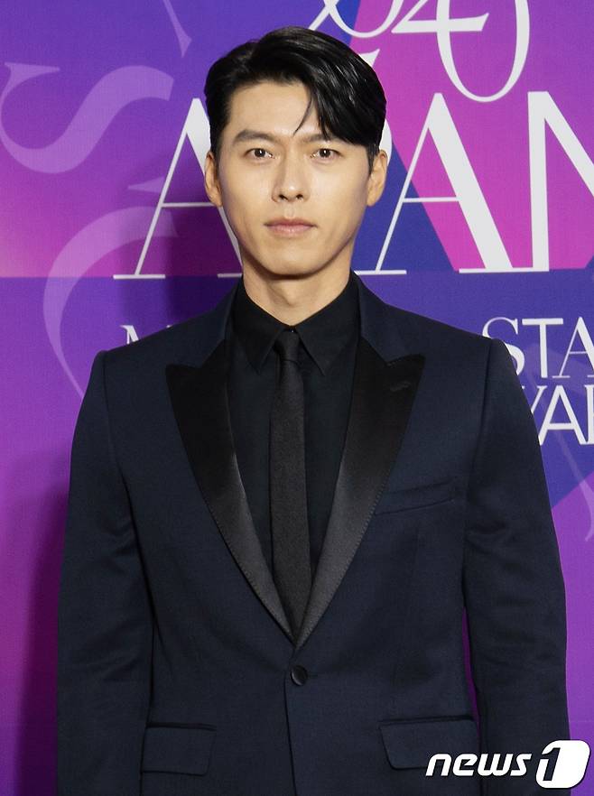 배우 현빈이 23일 오후 온라인으로 진행된 ‘제7회 2020 APAN STAR AWARDS’ 레드카펫 행사에 참석해 포즈를 취하고 있다. (2020 APAN AWARDS 조직위원회 제공) 2021.1.23/뉴스1 © News1 권현진 기자