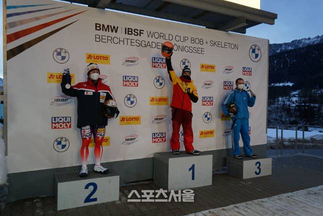 7차 월드컵서 은메달을 따고 시상대에 오른 윤성빈(왼쪽에서 첫 번째). 제공 | 올댓스포츠