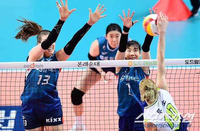 2020-2021 프로배구 V리그 여자부 GS칼텍스와 현대건설의 경기가 22일 서울장충체육관에서 열렸다. GS칼텍스 이소영이 현대건설 루소의 공격을 블로킹하고 있다. 장충=최문영 기자 deer@sportschosun.com /2021.01.22/