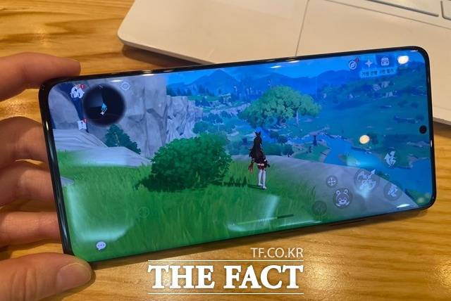 갤럭시S21울트라에는 갤럭시 스마트폰 중 가장 강력한 5nm 칩셋이 탑재돼 고용량 게임 구동에도 버벅댐 등의 문제가 발생하지 않았다. /최수진 기자
