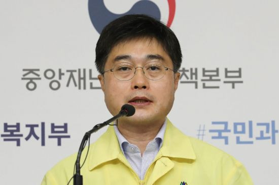 윤태호 중앙사고수습본부 방역총괄반장이 지난해 8월 오전 세종시 정부세종청사에서 신종 코로나바이러스 감염증(코로나19) 대응 정례 브리핑을 마친 뒤 취재진의 질문에 답변하고 있다./사진=연합뉴스