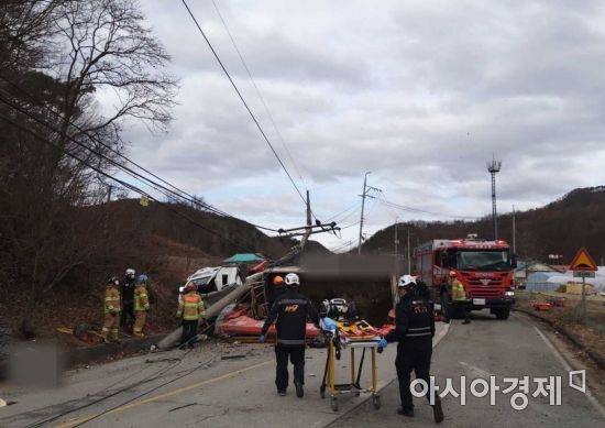 강원도 원주시 부론면 손곡리 교통사고 현장 [강원도 소방본부 제공]