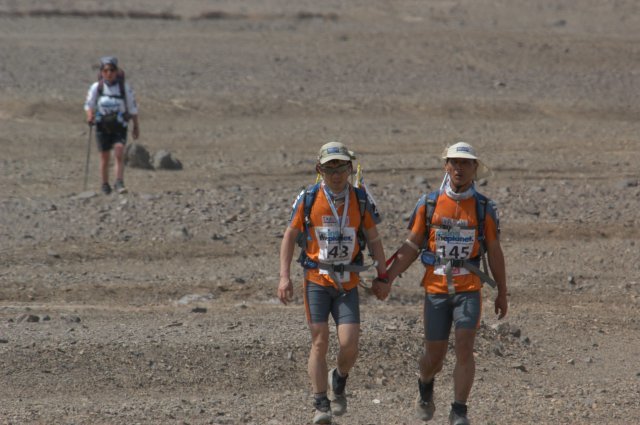 2005년 중국 고비사막마라톤에서 시각장애인과 동반주하고 있는 김경수 과장(오른쪽). 김경수 과장 제공.
