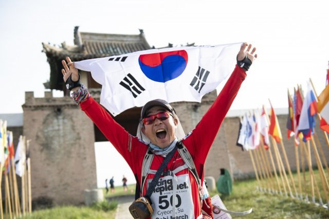2019년 몽골 고비사막마라톤을 완주하고 태극기를 흔들며 기뻐하고 있는 김경수 과장. 김경수 과장 제공.