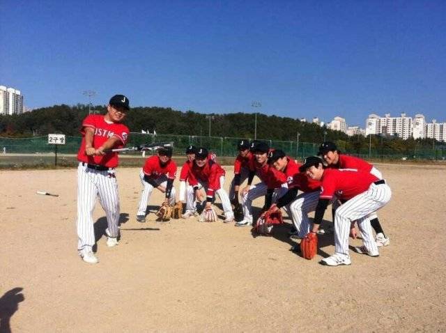 사법연수원 동기들과 구성한 ‘JUSTI42’ 팀으로 활약하던 모습. 이종훈 판사 제공.