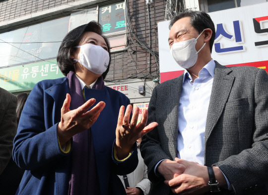 23일 오전 서울 중구 남대문시장에서 서울시장 보궐선거 경선에 나서는 우상호(오른쪽) 의원과 박영선 전 중소벤처기업부 장관이 대화를 하고 있다.  <연합뉴스>