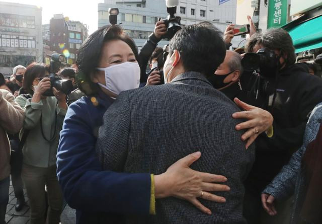 23일 서울 남대문시장에서 서울시장 보궐선거 경선에 나서는 박영선 전 중소벤처기업부 장관과 우상호 의원이 인사를 하고 있다.연합뉴스