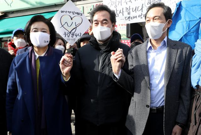 23일 오전 서울 중구 남대문시장에서 더불어민주당 이낙연 대표와 서울시장 보궐선거 경선에 나서는 우상호 의원(오른쪽), , 박영선 전 중소벤처기업부 장관이 기념촬영을 하고 있다. 뉴스1