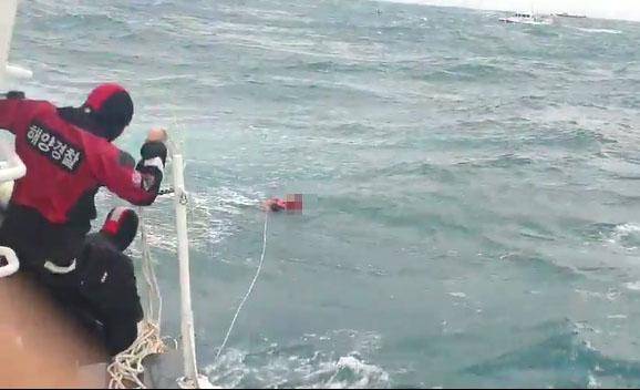 통영해양경찰이 23일 오후 경남 거제시 남부면 갈곶도 남동쪽 1.11㎞ (0.6해리) 해상에서 침수한 339t급 대형선망 A호 승선원을 구조하고 있다. 통영해경 제공. 연합뉴스