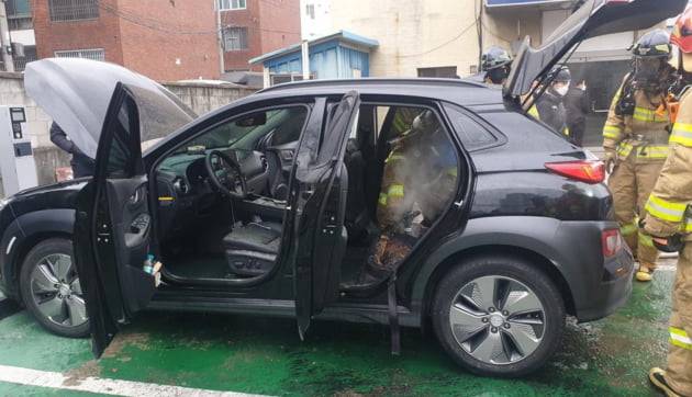 23일 오후 4시 11분께 대구 달서구 유천동에 위치한 공용 전기차충전기에서 충전 중이던 전기차 코나 EV에서 원인을 알 수 없는 화재가 발생했다. 사진 = 연합뉴스