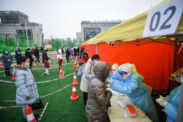 중국 텐진 주민들이 코로나19 검사를 받는 모습. AFP연합뉴스
