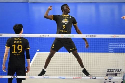 KB손해보험 외국인 공격수 케이타가 23일 천안 유관순체육관에서 열린 프로배구 남자부 현대캐피탈과의 방문 경기에서 득점한 뒤 기뻐하고 있다. [한국배구연맹 제공]