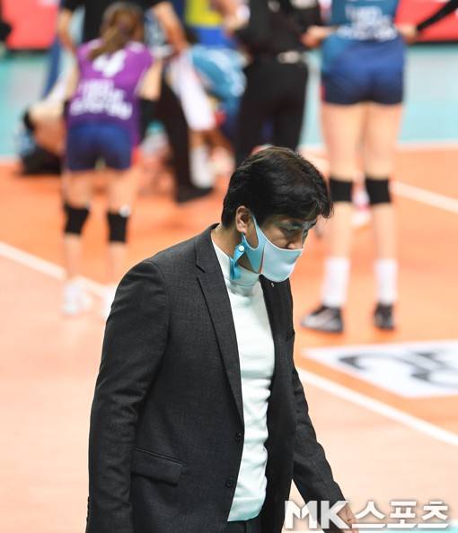 강소휘의 부상을 지켜본 차상현 감독은 큰 소리로 탄식하며 안타까워했다.