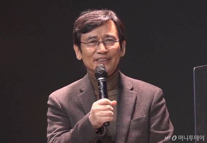 [서울=뉴시스] 조수정 기자 = 15일 오후 노무현재단 유튜브채널 '이사장들의 특별대담'에서 유시민 노무현재단 이사장이 인사말 하고 있다. (사진=노무현재단 유튜브 캡처) 2020.12.15.    photo@newsis.com