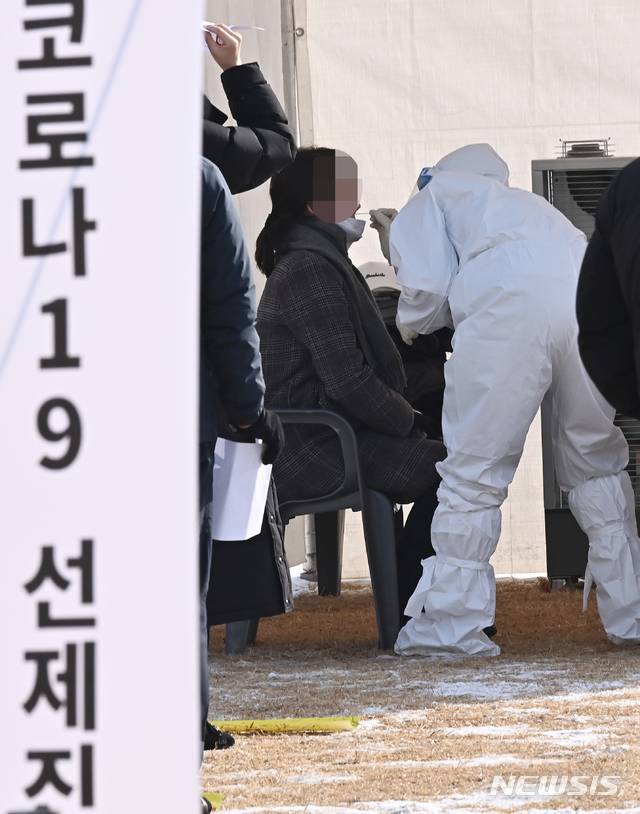 [수원=뉴시스] 김종택기자 = 13일 오전 경기도 수원시 팔달구 경기도청에 마련된 임시선별검사소에서 도청 직원들이 신종 코로나바이러스 감염증(코로나19) 선제검사를 받고 있다. 경기도는 코로나19 무증상 감염자로 인한 지역감염을 막기위해 도청과 공공기관 전 직원 1만2천여명을 대상으로 오는 19일까지 선제적으로 전수검사를 실시한다. 2021.01.13.jtk@newsis.com