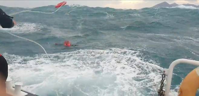 표류 중인 승선원 구조. 통영해경 제공