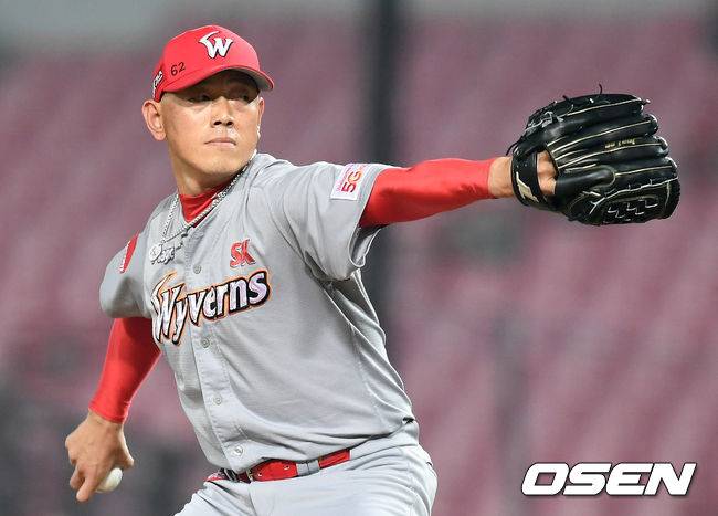 [OSEN=최규한 기자] 2019년 SK 마운드에서 투구하던 박정배가 키움 2군 투수 코치로 프로 무대에 복귀했다.