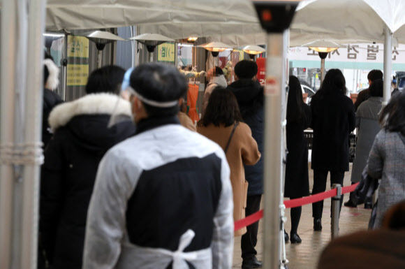 22일 오전 중구 서울광장에 마련된 중구임시선별검사소에서 사람들이 코로나19 검사를 받기 위해 줄지어 대기하고 있다. 뉴시스