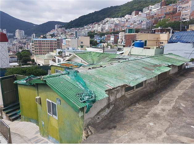 부산 서구는 전국에서 처음으로  무허가 포함한 빈집을 매입·정비 사업을 추진 한다.< 정비대상 빈집.부산서구 제공>