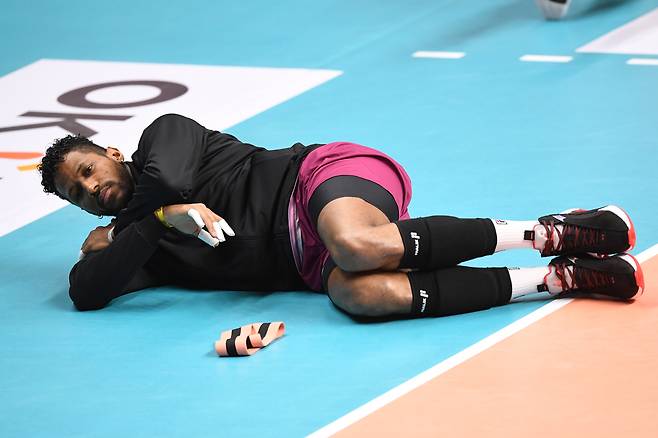 요스바니가 22일 안산상록수체육관에서 열린 대한항공과 OK금융그룹의 대결에 앞서 몸을 풀고 있다. KOVO 제공