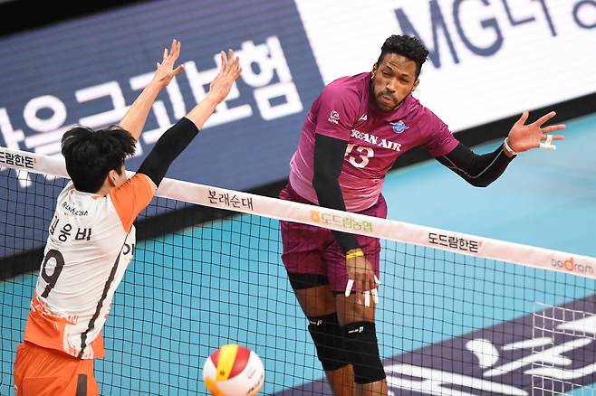 강력한 스파이크를 선보이는 요스바니. KOVO 제공