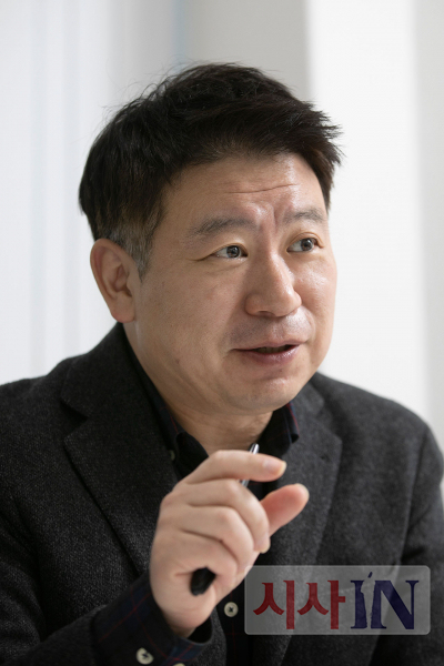 ⓒ시사IN 이명익최경호 한국사회주택협회 정책위원장이 사회주택에 대해 설명하고 있다.