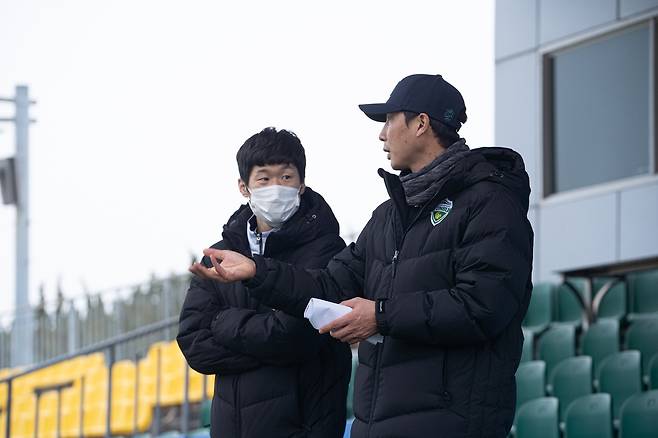 김상식 감독과 의견 교환하는 박지성 위원 [전북 현대 제공. 재판매 및 DB 금지]