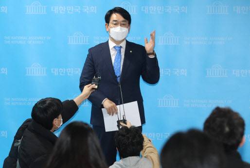 박용진 더불어민주당 의원이 24일 서울 여의도 국회 소통관에서 ‘금융위 공매도 제도개선 문제 지적’ 기자회견을 하고 있다(사진=공동취재단).