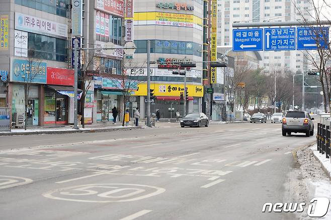 지난 11일 오전 광주 광산구 신가동 선창초등학교 인근 교차로 노면에 어린이보호구역이 표시돼 있다. 지난 5일 해당 교차로에서 이륜차를 추격하던 광주 광산경찰서 소속 A경위가 순찰차를 몰다가 횡단보도를 건너는 초등학교 5학년생을 들이받았다.2021.1.11/뉴스1 © News1 정다움 기자